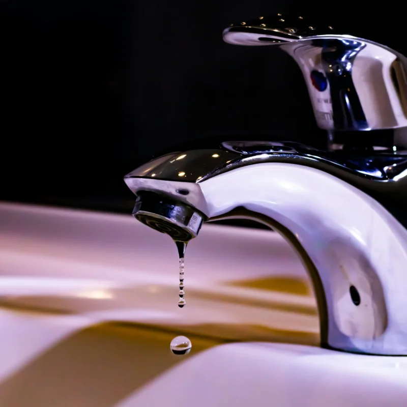 Tap water with hidden chlorine that damages your skin