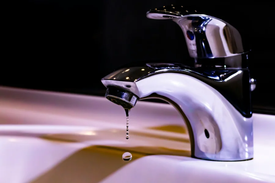 Tap water with hidden chlorine that damages your skin