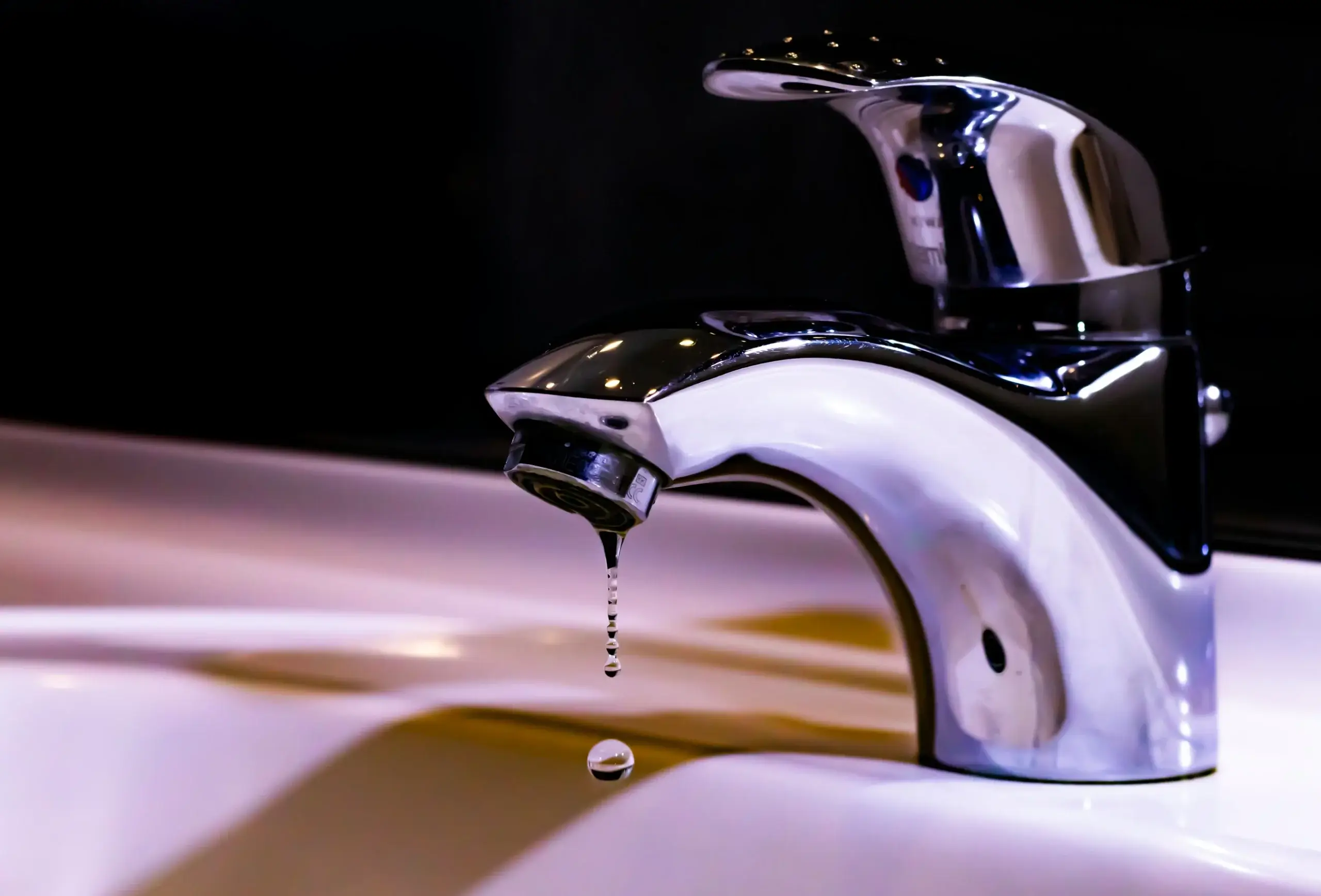 Tap water with hidden chlorine that damages your skin
